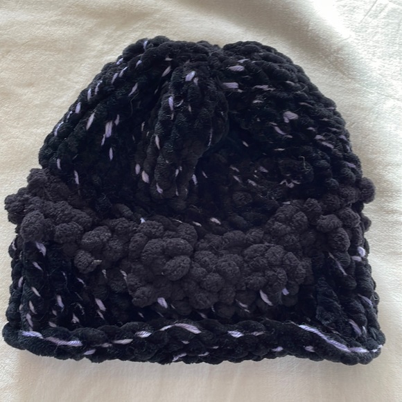 NWT - Hand-knitted hat - Picture 3 of 7